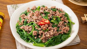 Mùng tơi xào bò được biết đến là món ăn đặc trưng của người Huế lại rất thích hợp cho mâm cơm gia đình của người Việt